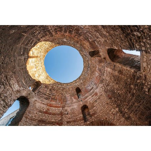 Haseltine, Tom 아티스트의 Split-Croatia-Looking upward inside Diocletians Palaces peristyle작품입니다.
